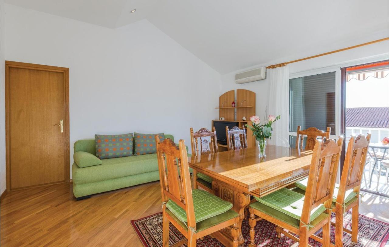 3 Bedroom Amazing Apartment In Makarska Exterior photo