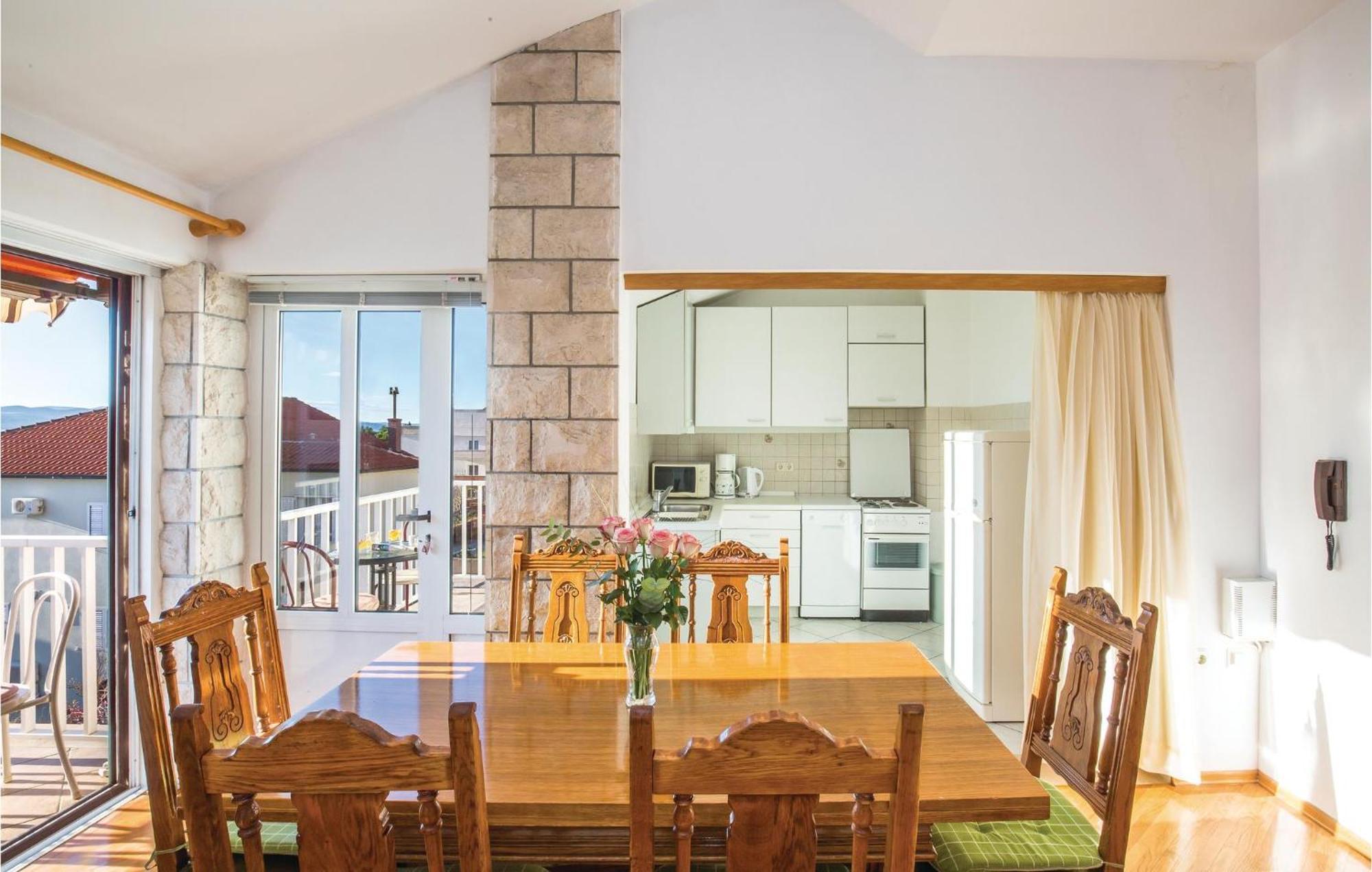 3 Bedroom Amazing Apartment In Makarska Exterior photo