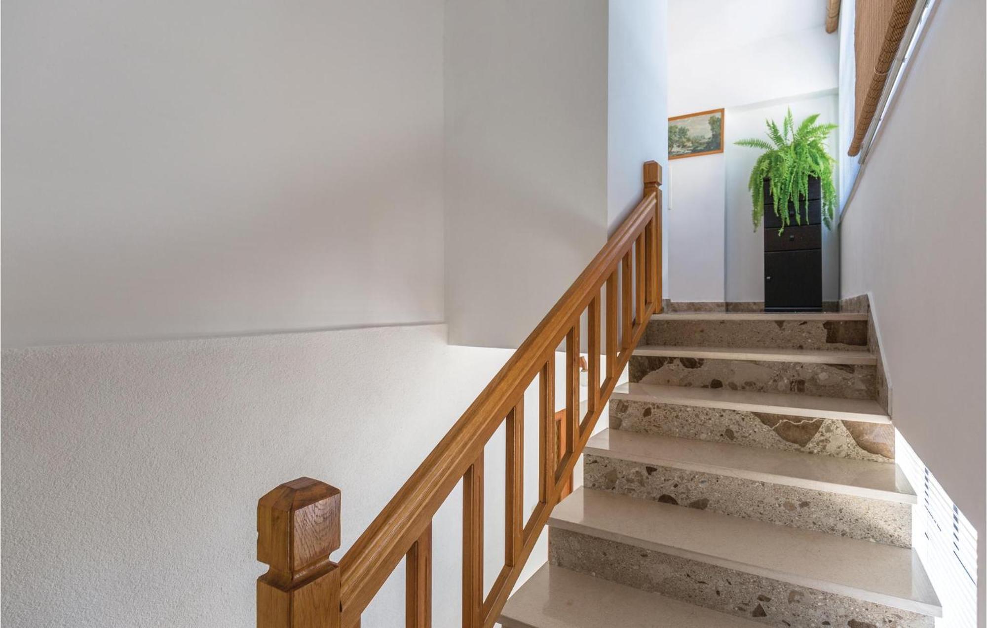3 Bedroom Amazing Apartment In Makarska Exterior photo