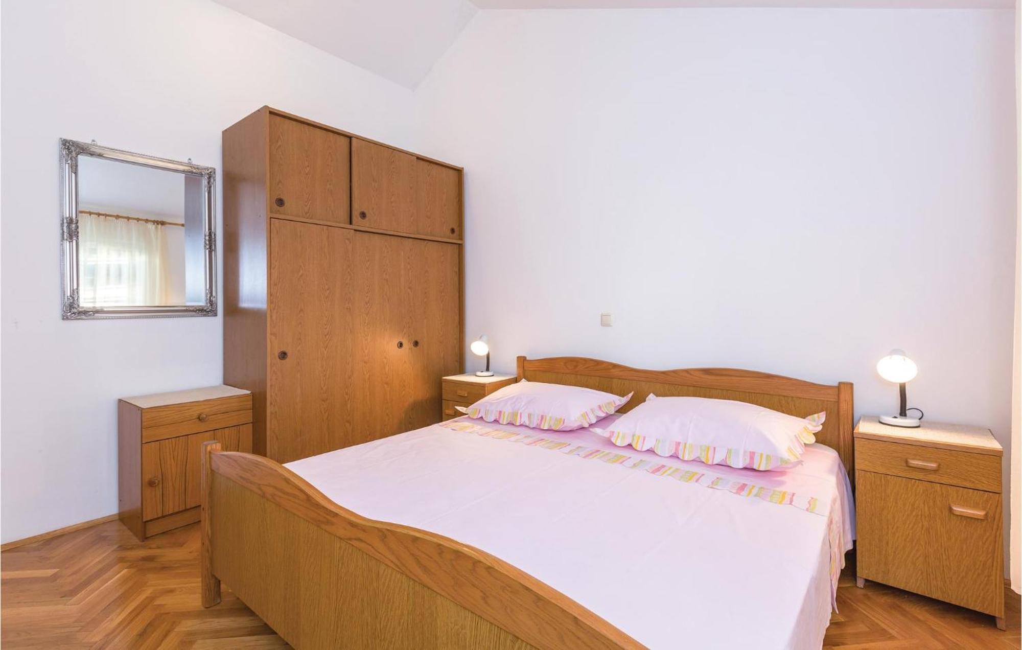 3 Bedroom Amazing Apartment In Makarska Exterior photo