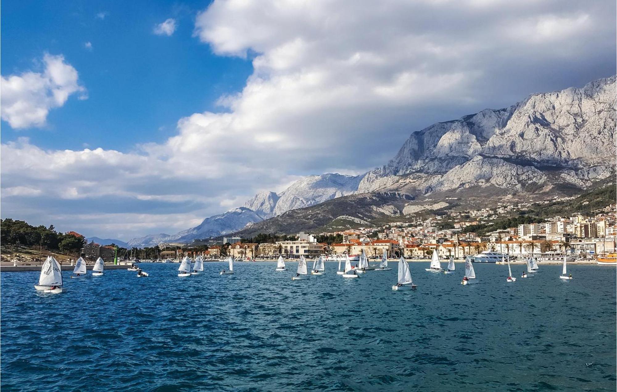 3 Bedroom Amazing Apartment In Makarska Exterior photo